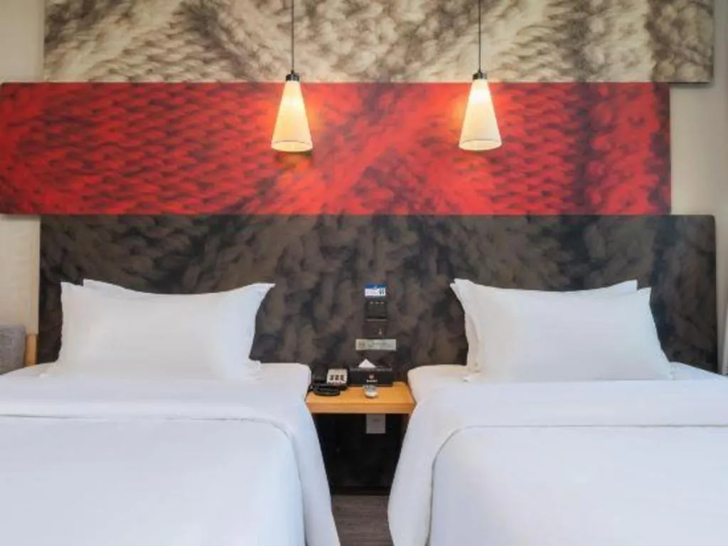 Bed in ibis Kunming Beijing Rd