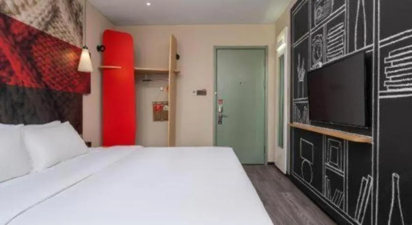 Bed in ibis Kunming Beijing Rd