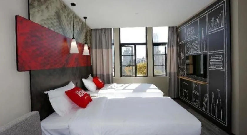 Bed in ibis Kunming Beijing Rd