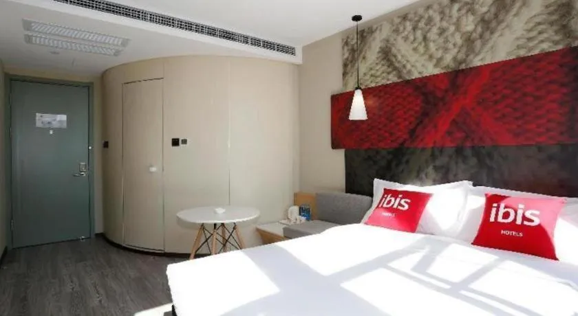 Bed in ibis Kunming Beijing Rd
