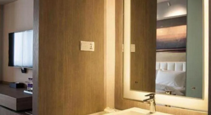 Bed in Jinjiang Metropolo Hotel - Hangzhou Xiasha