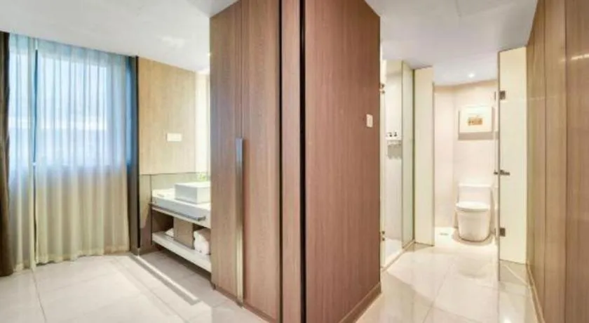 Bed in Jinjiang Metropolo Hotel - Hangzhou Xiasha