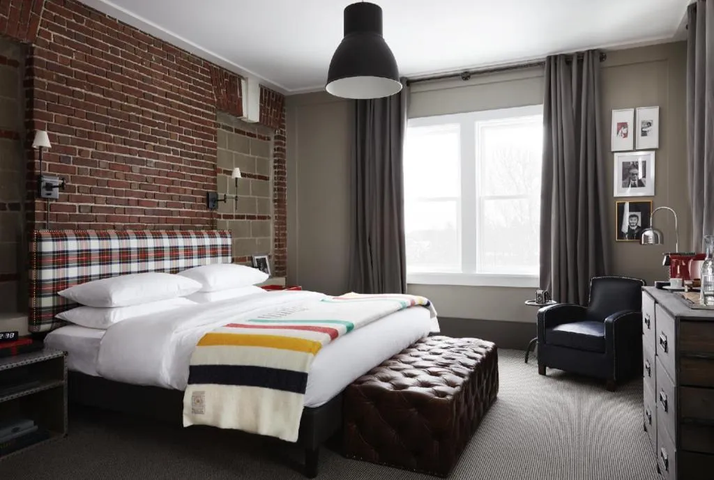 Bed in The George Montclair