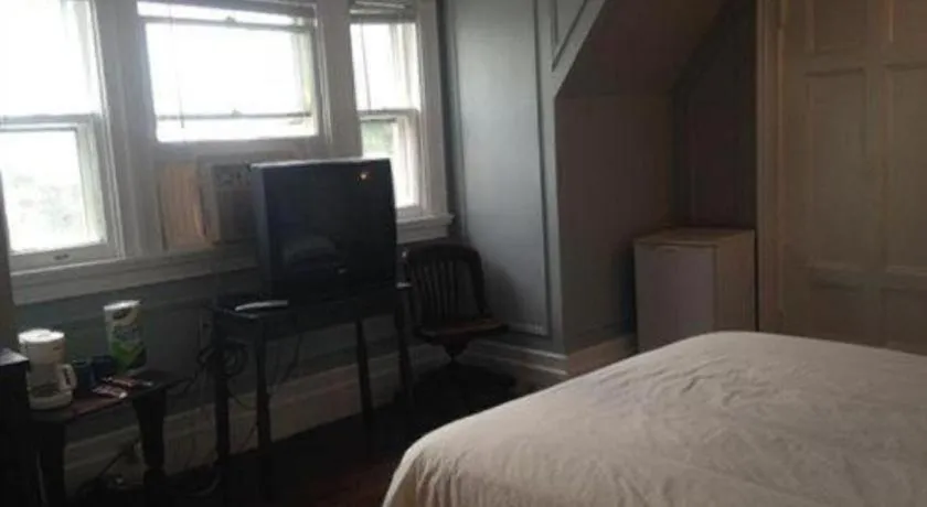 Bed in The George Montclair