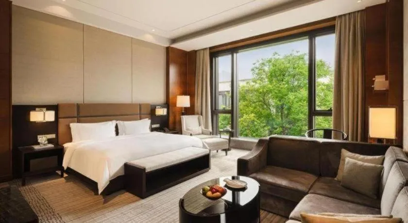 Bed in Fortune Grove Hotel Beijing