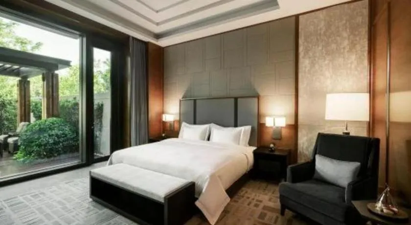 Bed in Fortune Grove Hotel Beijing