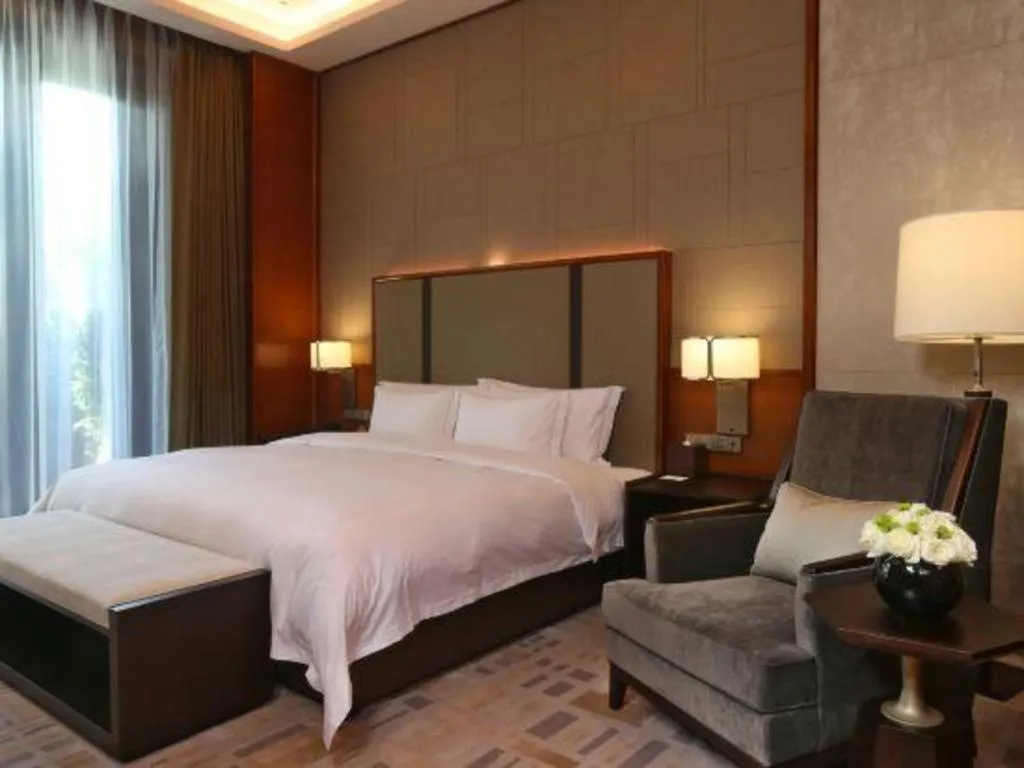 Bed in Fortune Grove Hotel Beijing