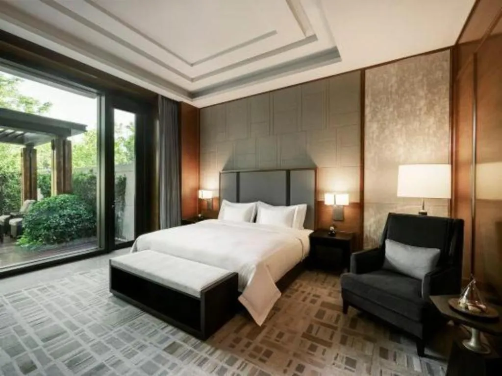 Bed in Fortune Grove Hotel Beijing