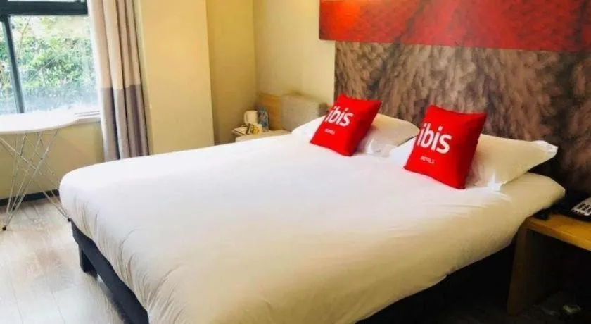 Bed in ibis Chengdu East Railway Station Hotel