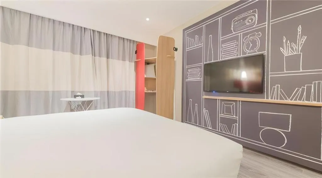 Bed in ibis Chengdu East Railway Station Hotel