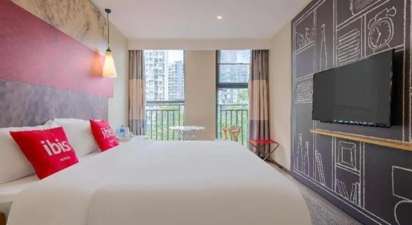 Bed in ibis Chengdu East Railway Station Hotel