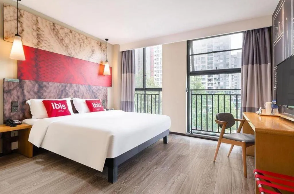 Bed in ibis Chengdu East Railway Station Hotel