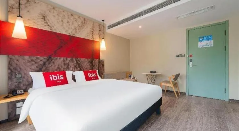 Bed in ibis Chengdu East Railway Station Hotel