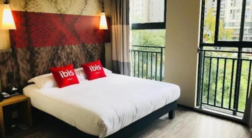 Bed in ibis Chengdu East Railway Station Hotel