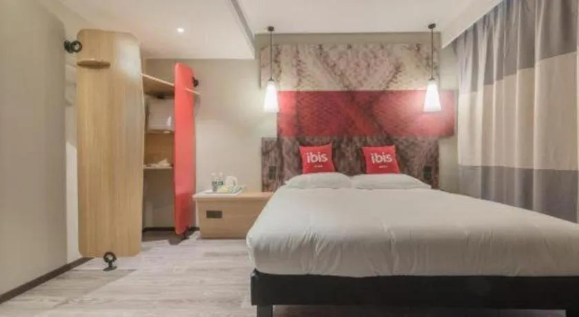 Bed in ibis Chengdu East Railway Station Hotel