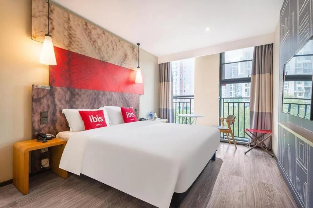 Bed in ibis Chengdu East Railway Station Hotel