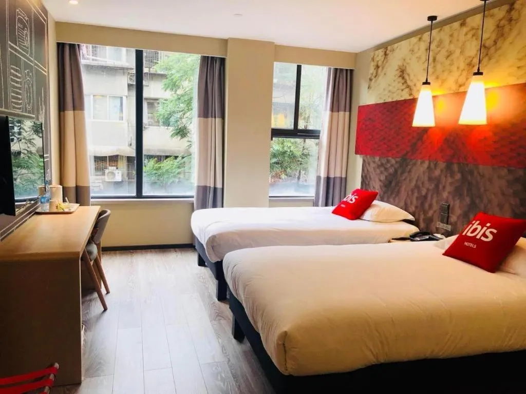 Bed in ibis Chengdu East Railway Station Hotel