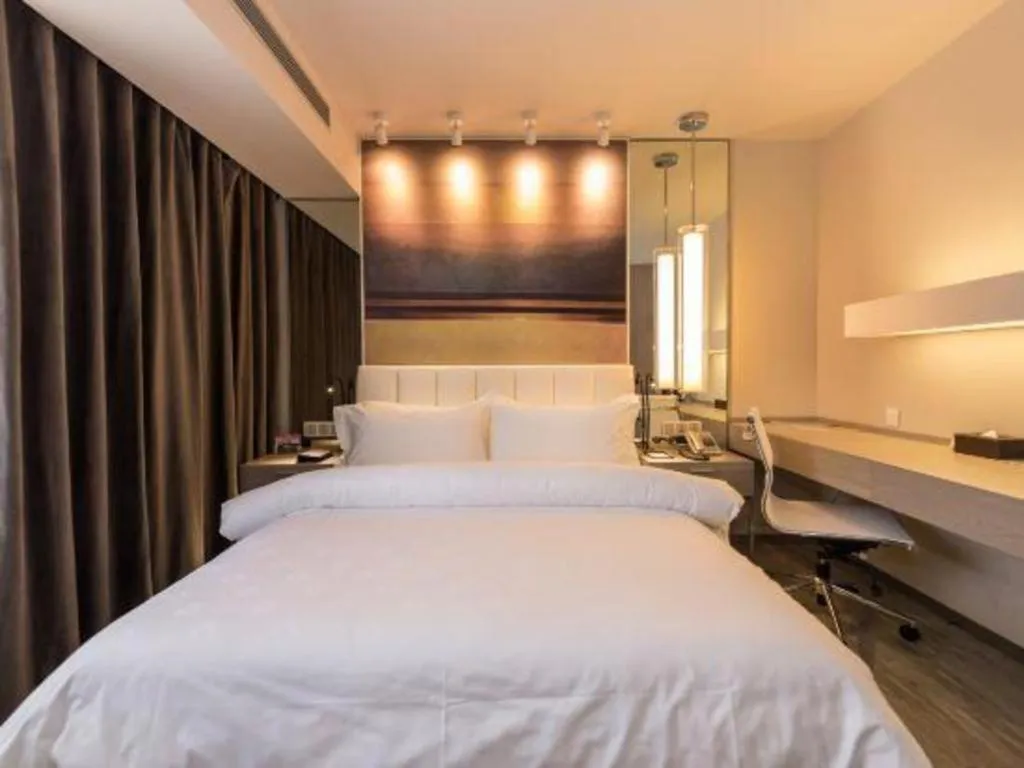 Bed in Jinjiang Metropolo Shanghai Xujiahui Nanhuating Hotel