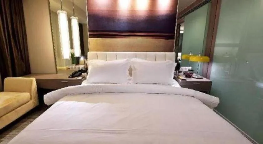 Bed in Jinjiang Metropolo Shanghai Xujiahui Nanhuating Hotel