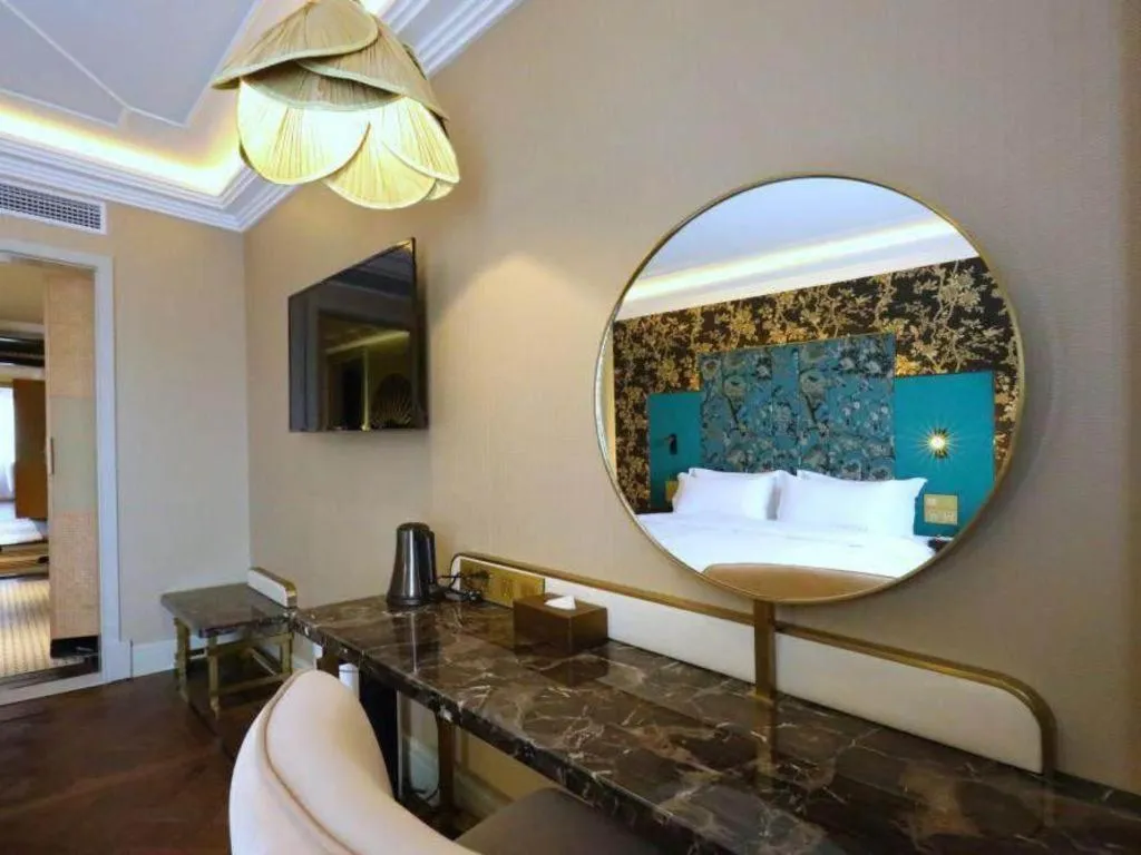 Bed in Jinjiang Metropolo Shanghai Xujiahui Nanhuating Hotel