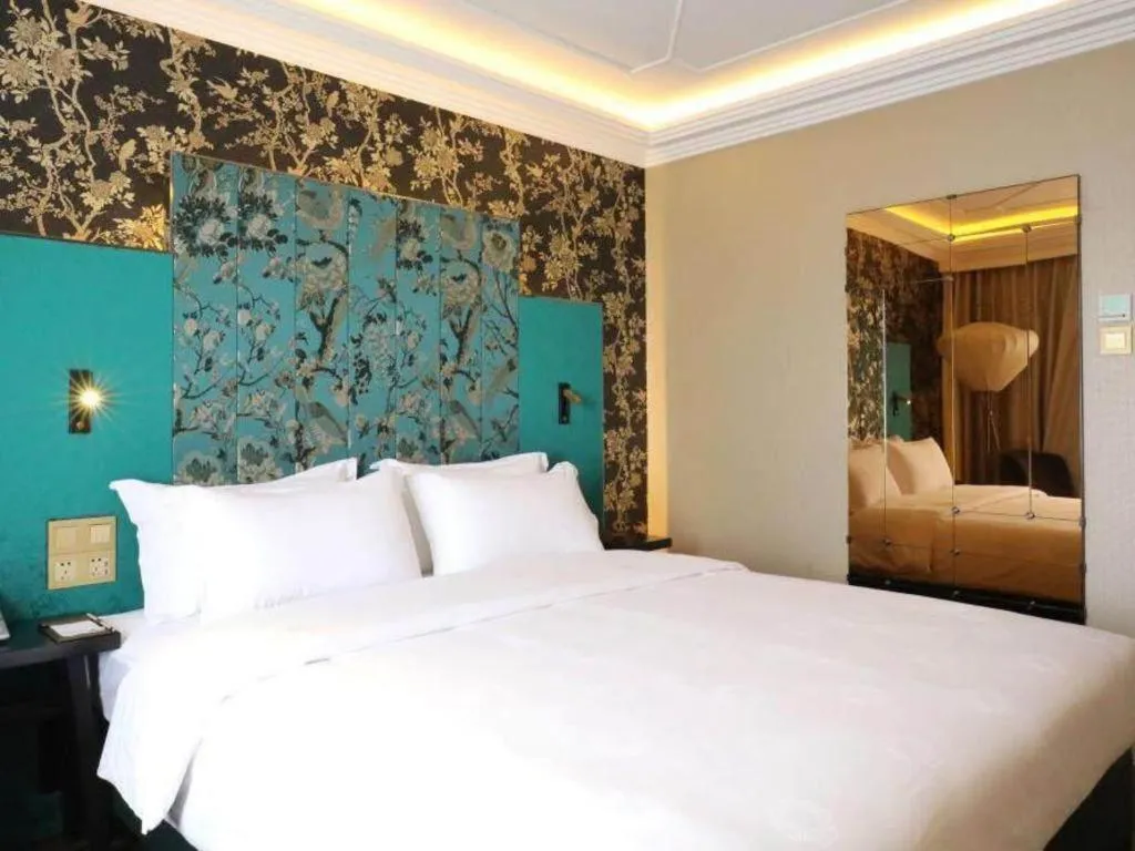 Bed in Jinjiang Metropolo Shanghai Xujiahui Nanhuating Hotel