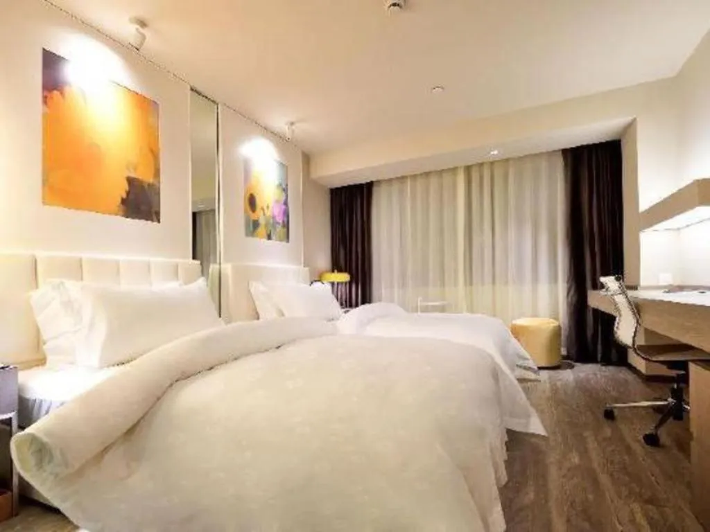 Bed in Jinjiang Metropolo Shanghai Xujiahui Nanhuating Hotel