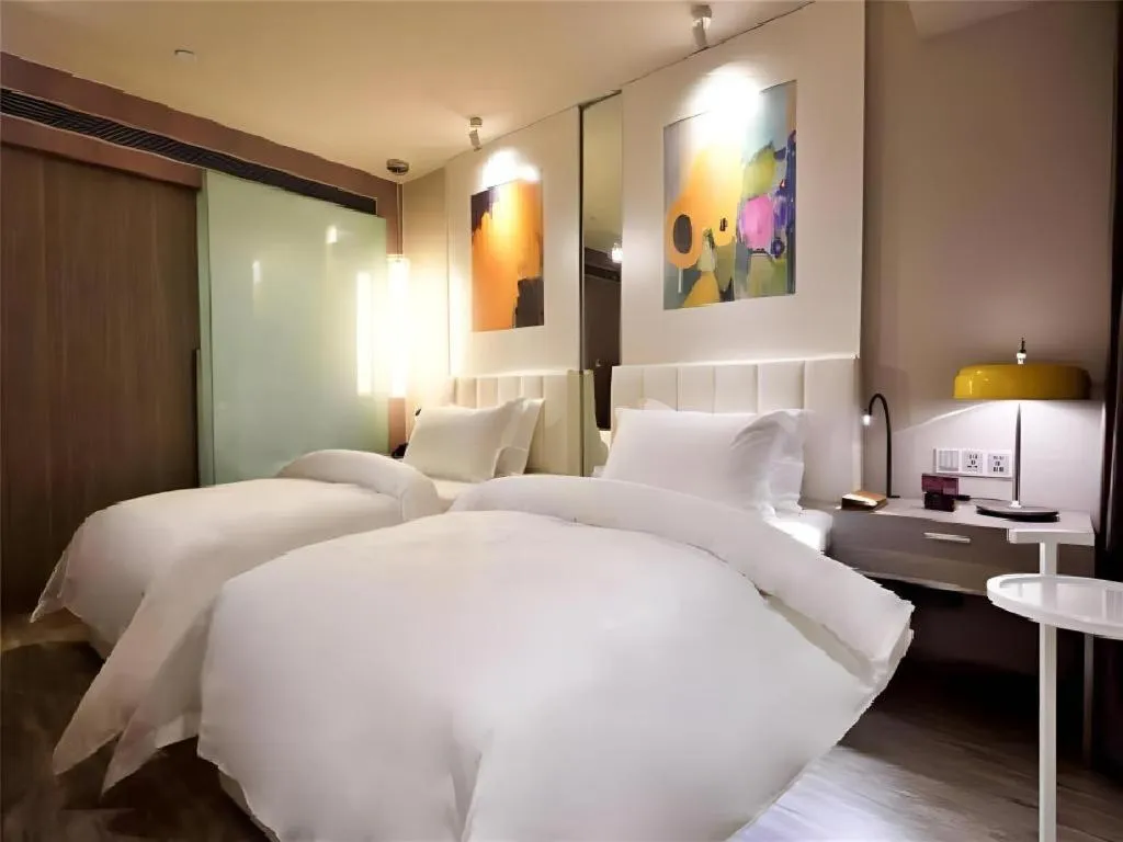Bed in Jinjiang Metropolo Shanghai Xujiahui Nanhuating Hotel