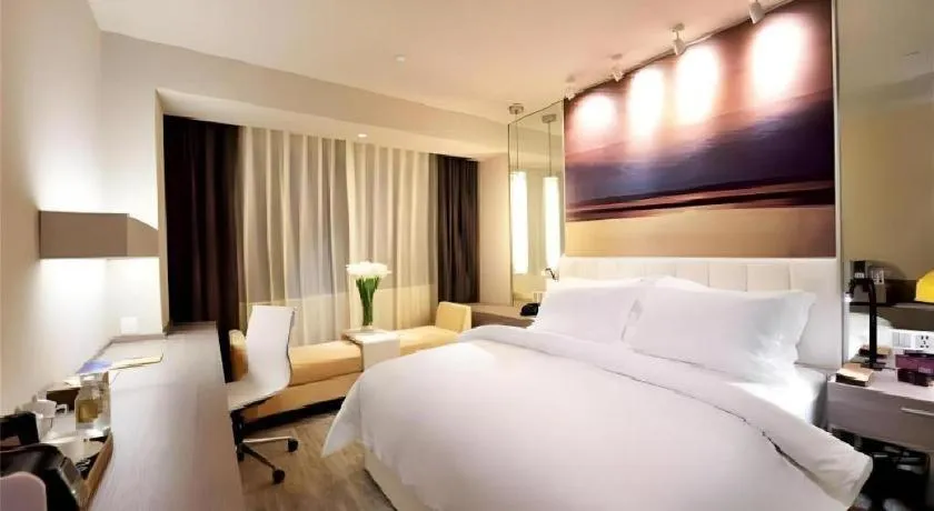 Bed in Jinjiang Metropolo Shanghai Xujiahui Nanhuating Hotel