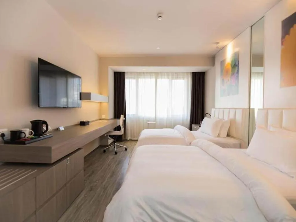 Bed in Jinjiang Metropolo Shanghai Xujiahui Nanhuating Hotel