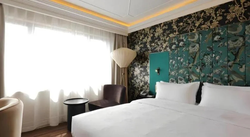 Bed in Jinjiang Metropolo Shanghai Xujiahui Nanhuating Hotel