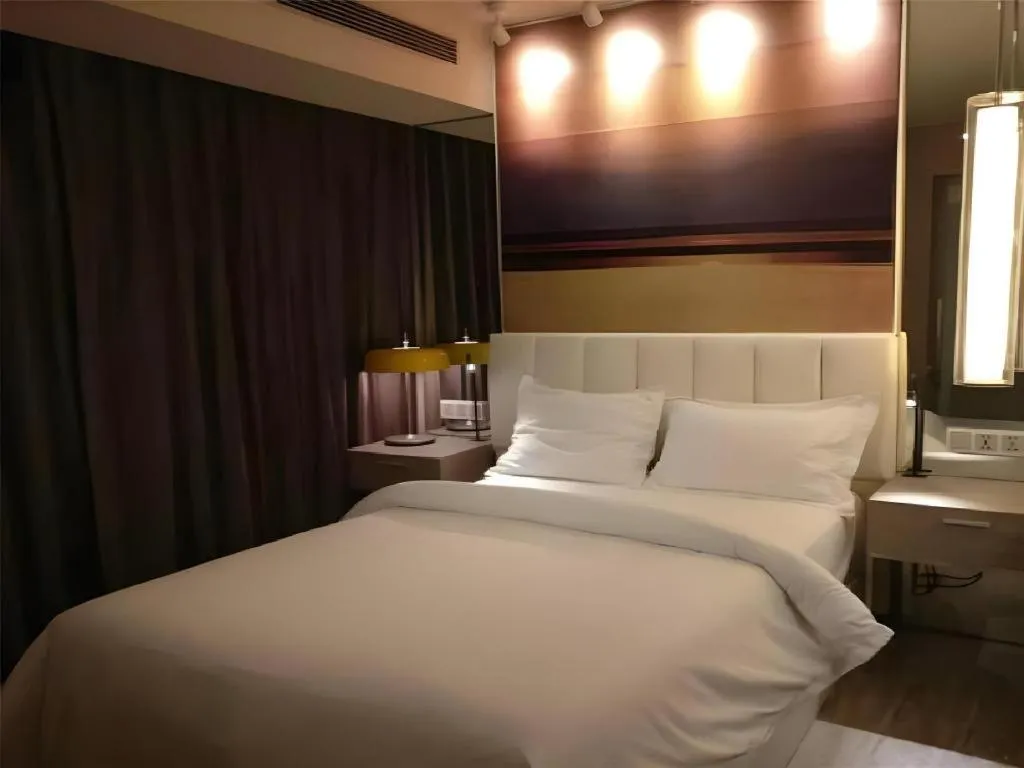 Bed in Jinjiang Metropolo Shanghai Xujiahui Nanhuating Hotel