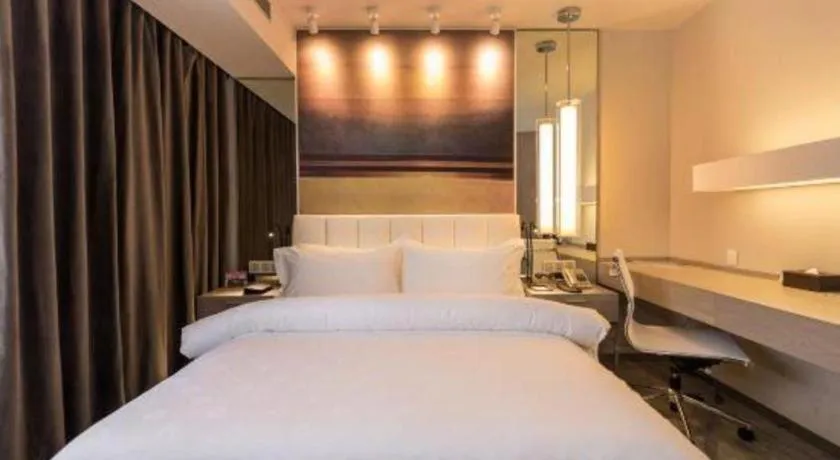 Bed in Jinjiang Metropolo Shanghai Xujiahui Nanhuating Hotel