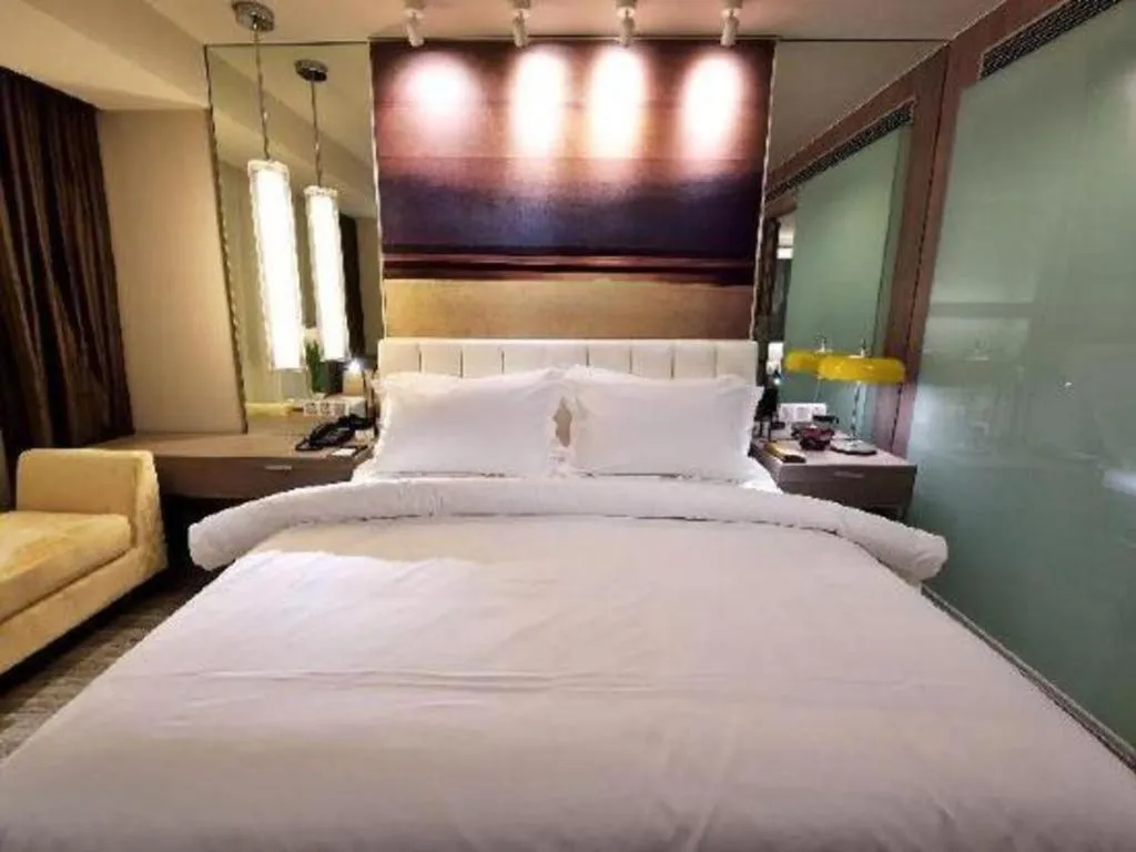 Bed in Jinjiang Metropolo Shanghai Xujiahui Nanhuating Hotel