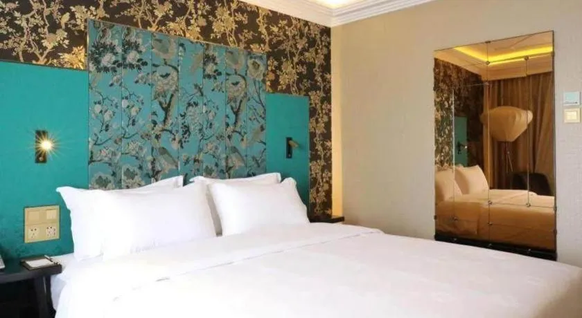 Bed in Jinjiang Metropolo Shanghai Xujiahui Nanhuating Hotel