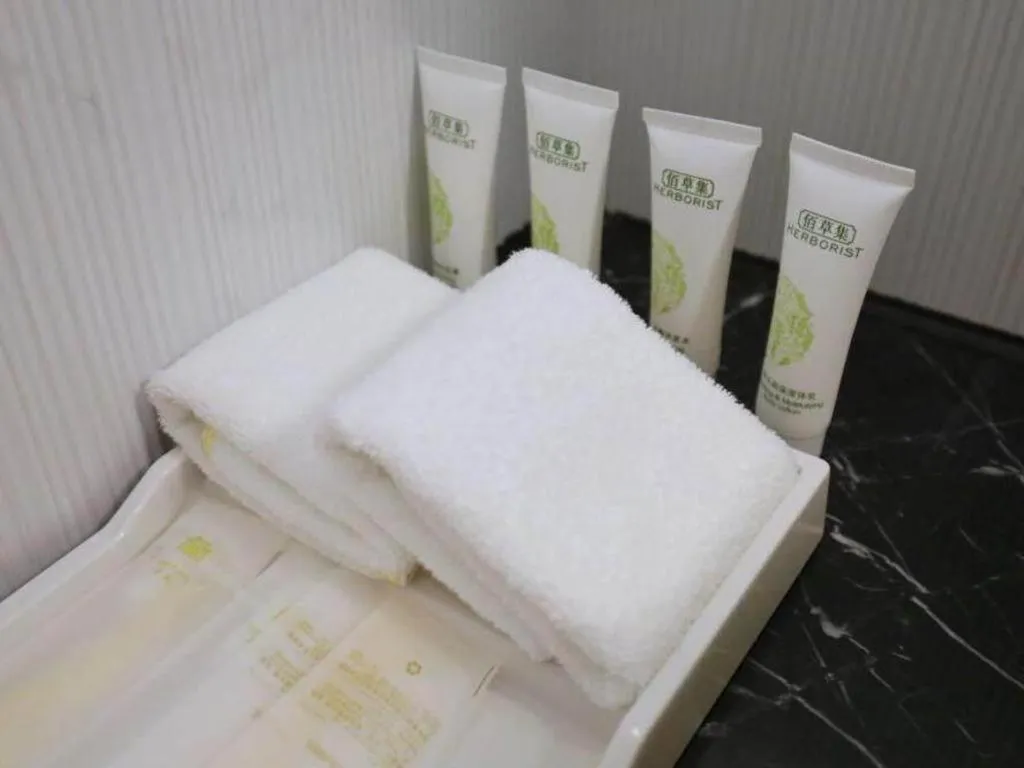 Bed in Jinjiang Metropolo Shanghai Xujiahui Nanhuating Hotel