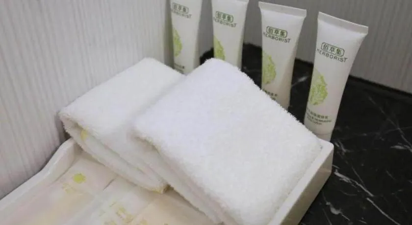 Bed in Jinjiang Metropolo Shanghai Xujiahui Nanhuating Hotel