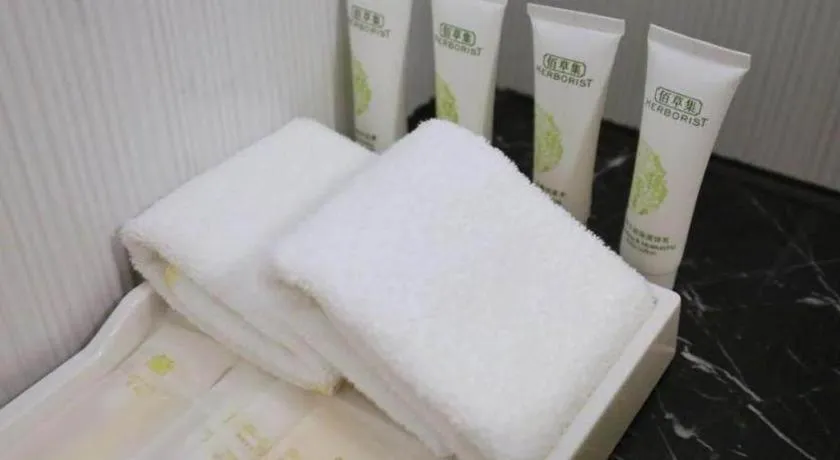 Bed in Jinjiang Metropolo Shanghai Xujiahui Nanhuating Hotel