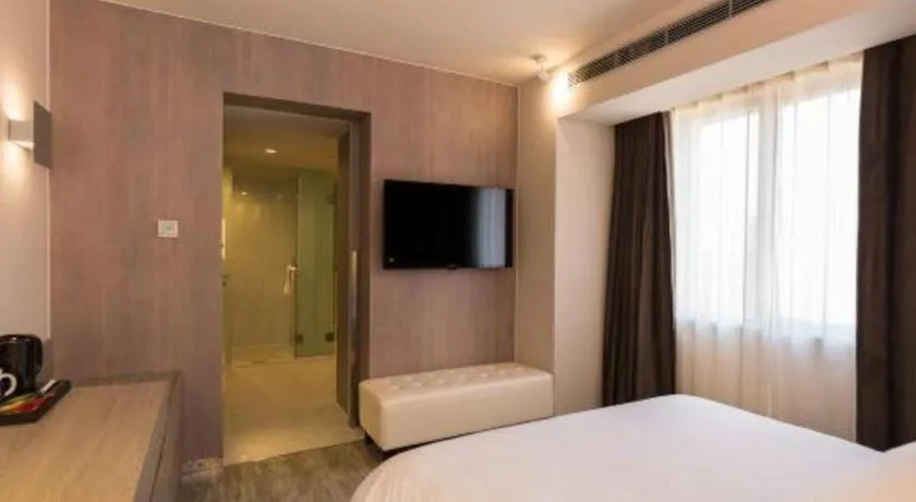 Bed in Jinjiang Metropolo Shanghai Xujiahui Nanhuating Hotel