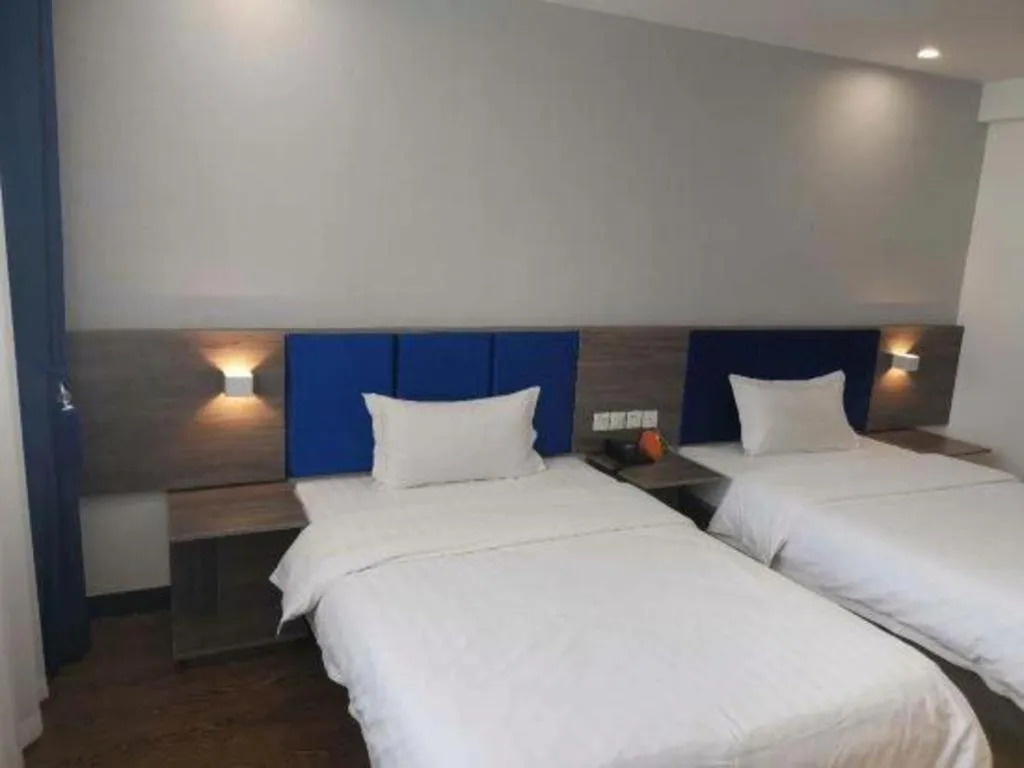 Bed in 7 Days Inn Lvliang Bus Terminal