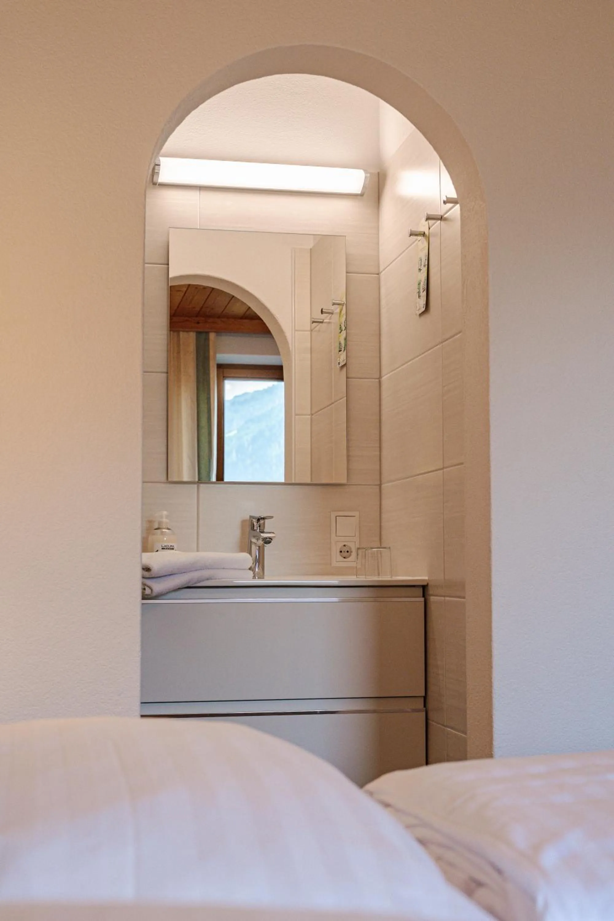 Shower, Bed in Pension Schlossberg