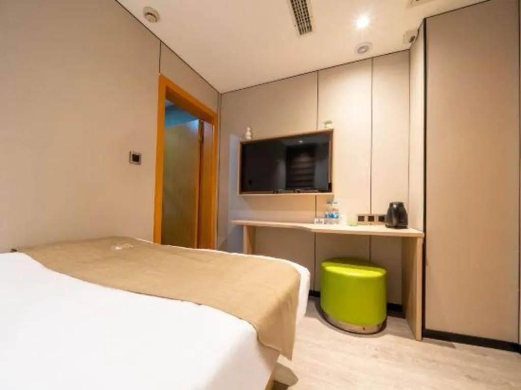 Bed in GreenTree Inn Shanghai Railway Station Macao Road