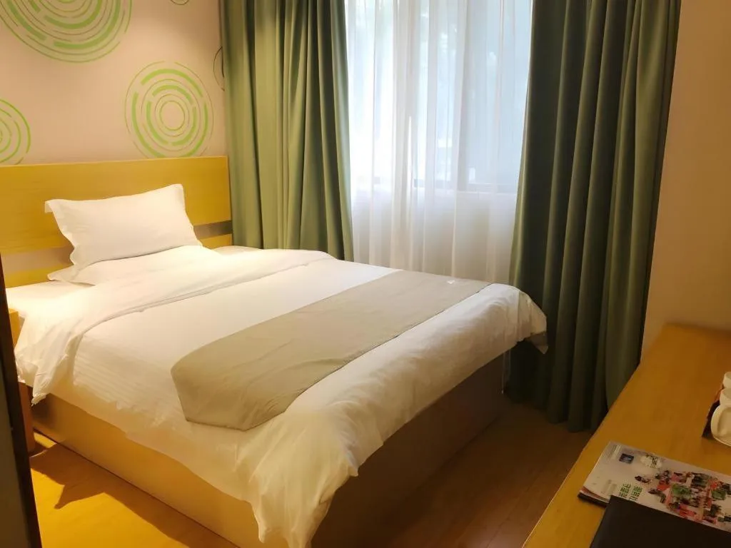 Bed in GreenTree Inn Shanghai Railway Station Macao Road