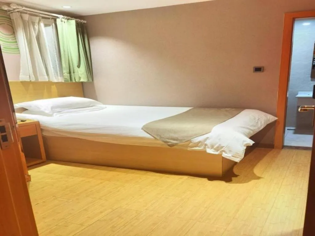 Bed in GreenTree Inn Shanghai Railway Station Macao Road