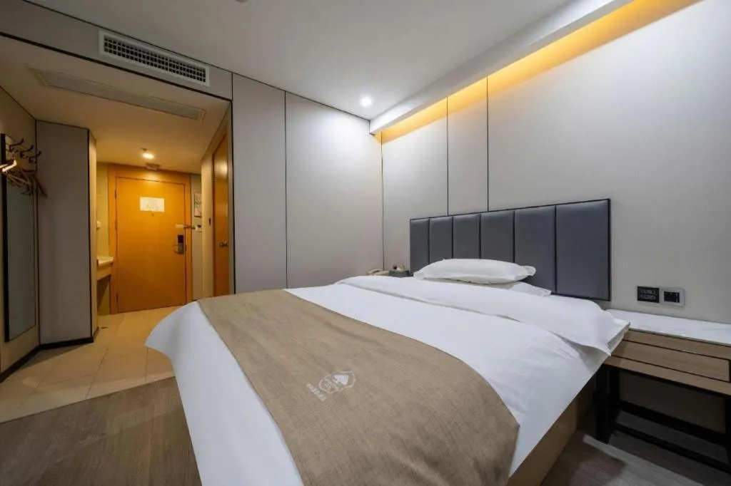 Bed in GreenTree Inn Shanghai Railway Station Macao Road