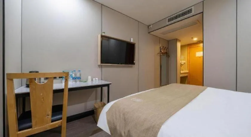 Bed in GreenTree Inn Shanghai Railway Station Macao Road