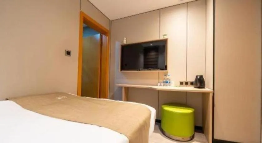 Bed in GreenTree Inn Shanghai Railway Station Macao Road