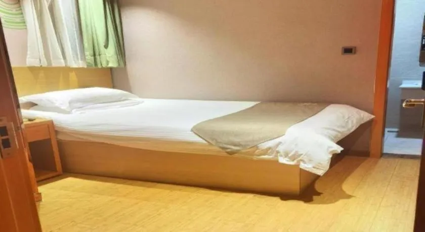 Bed in GreenTree Inn Shanghai Railway Station Macao Road
