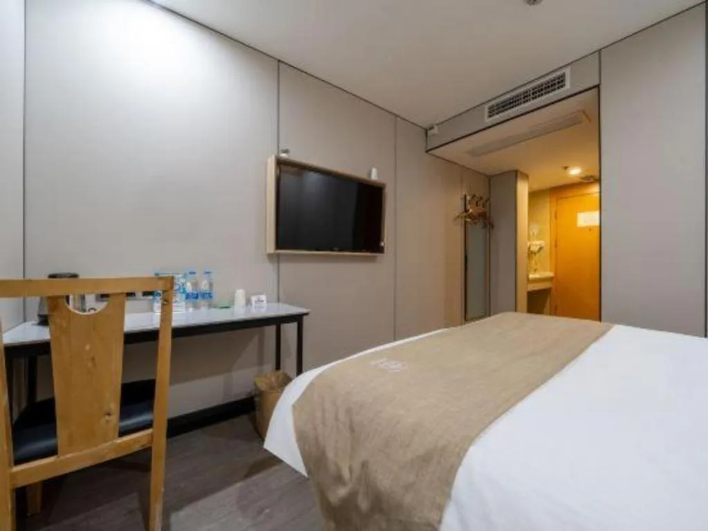 Bed in GreenTree Inn Shanghai Railway Station Macao Road