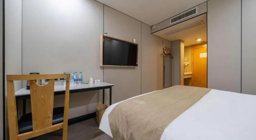 Bed in GreenTree Inn Shanghai Railway Station Macao Road