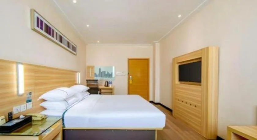 Bed in City Comfort Inn Zhanjiang Shimao Building Chikan Old Street